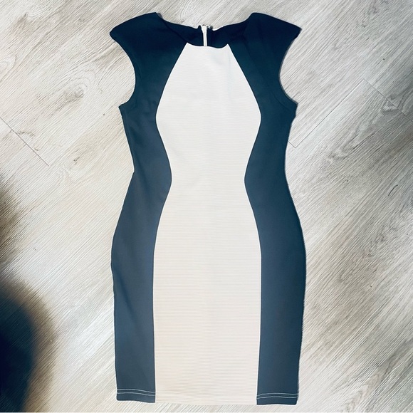 LIPSY Elegant Black and Cream Sleeveless Shoulderpad Ribbed Dress Zip  Closure 8 - Picture 13 of 14